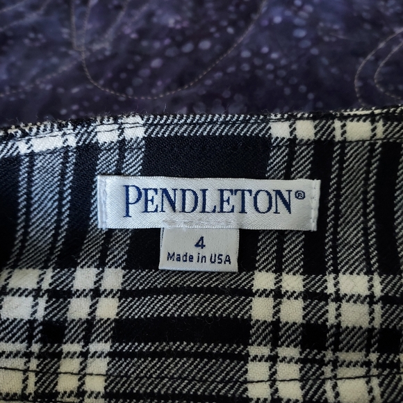 EUC (basically new) Pendleton 100% virgin wool button front skirt, size 4 - Picture 2 of 8